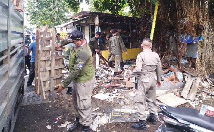 Puluhan Stand dan Bangunan Liar di Atas Saluran Sungai Jalan Darmo Indah Dibongkar