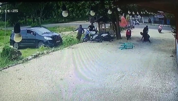 Polres Bangkalan Ungkap Motif Pelaku Pembacokan di Rumah Makan Tanjung Bumi Polres Bangkalan Ungkap Motif Pelaku Pembacokan di Rumah Makan Tanjung Bumi