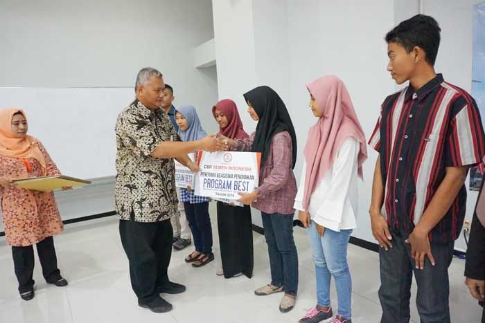 Semen Indonesia Berikan Beasiswa Kepada 10 Siswa yang Lolos ke PTN Semen Indonesia Berikan Beasiswa Kepada 10 Siswa yang Lolos ke PTN
