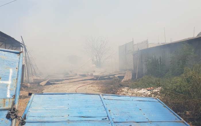 Gudang Kayu di Desa Banjarsari Gresik Ludes Terbakar Gudang Kayu di Desa Banjarsari Gresik Ludes Terbakar