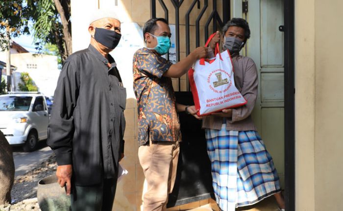 Pemkot Surabaya Mulai Salurkan Bantuan Sembako ke Warga Terdampak Covid-19