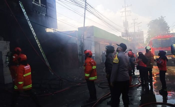 Ruko Bahan Bangunan di Manukan Kulon Terbakar, 15 Mobil PMK Dikerahkan