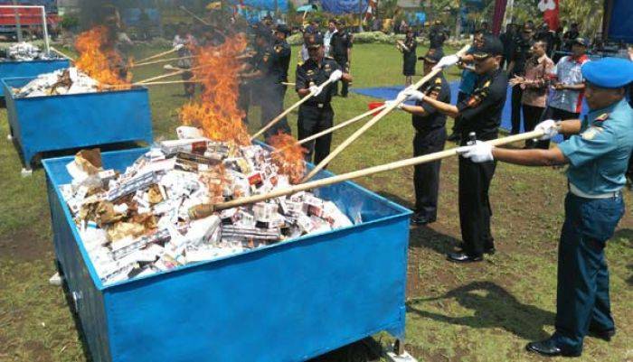 18 Juta Batang Rokok Ilegal Senilai Rp 4,8 M Dimusnahkan 18 Juta Batang Rokok Ilegal Senilai Rp 4,8 M Dimusnahkan