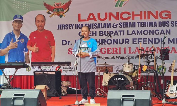 Anggota DPR RI dan Bupati Yuhronur Serahkan Bus Sekolah ke SMPN 1 Lamongan Anggota DPR RI dan Bupati Yuhronur Serahkan Bus Sekolah ke SMPN 1 Lamongan