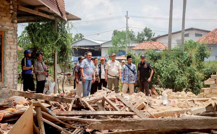 Pj Bupati Pamekasan Salurkan Bantuan untuk Warga Terdampak Angin Kencang