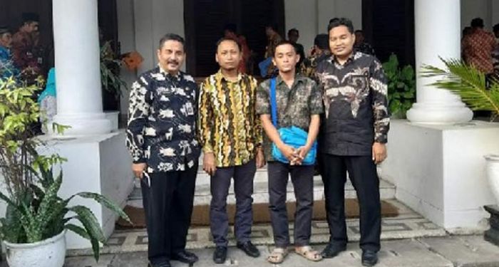 Keluarga Supiin, Petugas PPS di Gresik yang Meninggal Terima Santunan dari Gubernur Keluarga Supiin, Petugas PPS di Gresik yang Meninggal Terima Santunan dari Gubernur