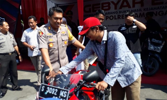 Polres Lamongan Serahkan 26 Sepeda Motor dan 2 Mobil BB Kejahatan ke Pemilik