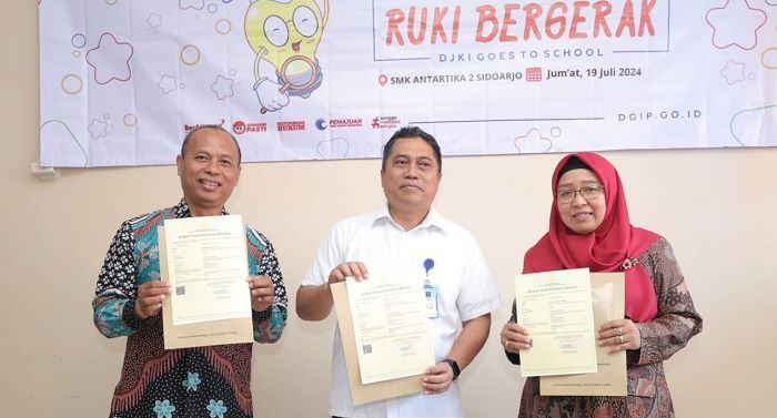 Serahkan Tiga Sertifikat Hak Cipta, RUKI Bergerak Ke SMK Antartika 2 Sidoarjo Serahkan Tiga Sertifikat Hak Cipta, RUKI Bergerak Ke SMK Antartika 2 Sidoarjo