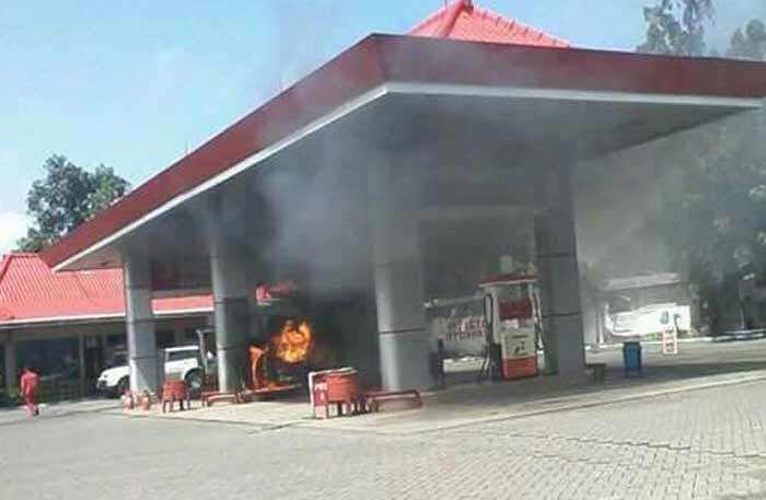 SPBU Sambong Dukuh Jombang Terbakar SPBU Sambong Dukuh Jombang Terbakar