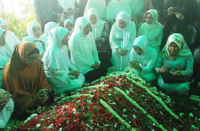 Pemakaman Nyai Hj Aisyiah, Khofifah Tak Kuat Tahan Kesedihan di Makam Pemakaman Nyai Hj Aisyiah, Khofifah Tak Kuat Tahan Kesedihan di Makam
