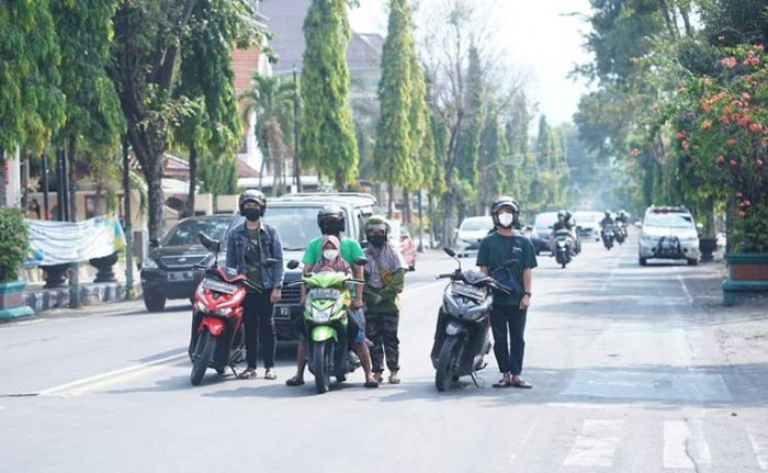 Pengendara Motor di Kediri Ambil Sikap Sempurna Saat Mars Pancasila Dikumandangkan