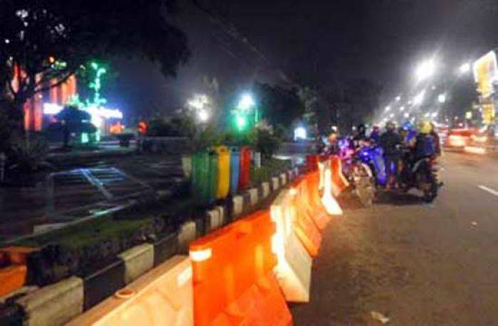 Jukir Liar di Alun-alun Sidoarjo Kerap Bongkar Road Barrier Milik Dishub Jukir Liar di Alun-alun Sidoarjo Kerap Bongkar Road Barrier Milik Dishub