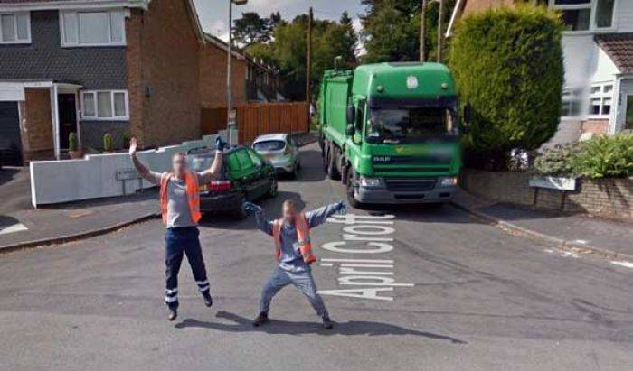Ada Mobil Google Street View Melintas, Petugas Sampah malah Menari Ada Mobil Google Street View Melintas, Petugas Sampah malah Menari