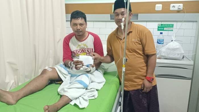 Caleg DPR RI dari PPP Santuni Warga Duduksampeyan yang Tertimpa Baliho Caleg DPR RI dari PPP Santuni Warga Duduksampeyan yang Tertimpa Baliho