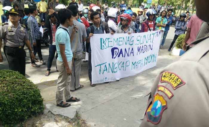 Dana Rehab Madrasah Diniyah Diduga Disunat, Kemenag Pamekasan Didemo Dana Rehab Madrasah Diniyah Diduga Disunat, Kemenag Pamekasan Didemo