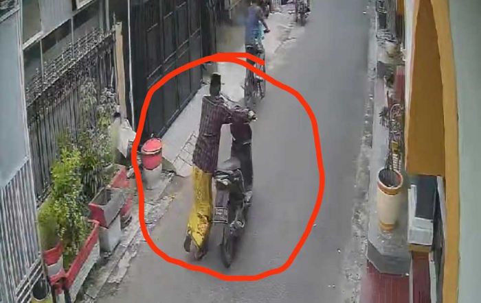 Pemuda 21 Tahun di Pamekasan Nyaris Jadi Bulan-bulanan Massa, Kepergok Maling Motor di Gladak Anyar Pemuda 21 Tahun di Pamekasan Nyaris Jadi Bulan-bulanan Massa, Kepergok Maling Motor di Gladak Anyar