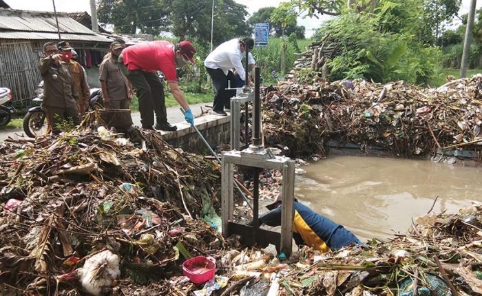 Tinjau Pembersihan Saluran, Wabup Nganjuk: Sungai Bukan Tempat Membuang Sampah! Tinjau Pembersihan Saluran, Wabup Nganjuk: Sungai Bukan Tempat Membuang Sampah!