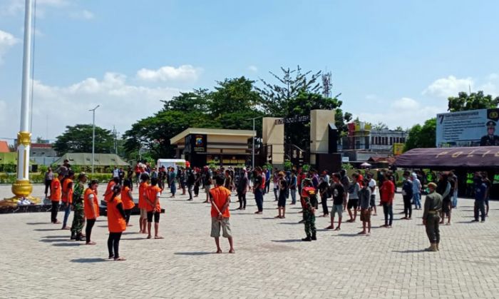 Pelanggar PSBB di Sidoarjo Jalani Sanksi Nyanyi Bagimu Negeri dan Menyapu