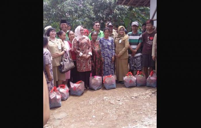 Tim Penggerak PKK Ponorogo Bedah Rumah Warga di Karang Patihan Tim Penggerak PKK Ponorogo Bedah Rumah Warga di Karang Patihan