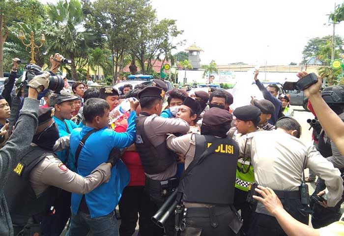 Demo Tolak Jokowi di Tuban Ricuh, Mahasiswa Luka-luka Demo Tolak Jokowi di Tuban Ricuh, Mahasiswa Luka-luka