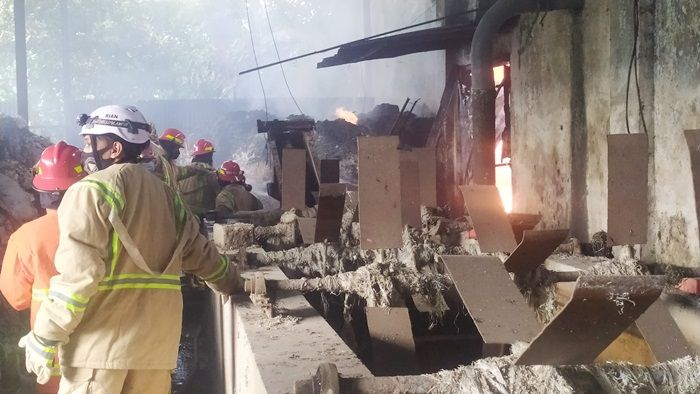 Bekas Gudang Biji Plastik di Jombang Terbakar Hebat, Angin Kencang Persulit Pemadaman Bekas Gudang Biji Plastik di Jombang Terbakar Hebat, Angin Kencang Persulit Pemadaman
