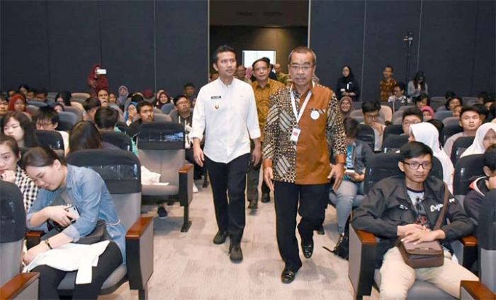 Emil Sarankan ASN Gunakan Sepatu Produk Lokal Jatim Emil Sarankan ASN Gunakan Sepatu Produk Lokal Jatim