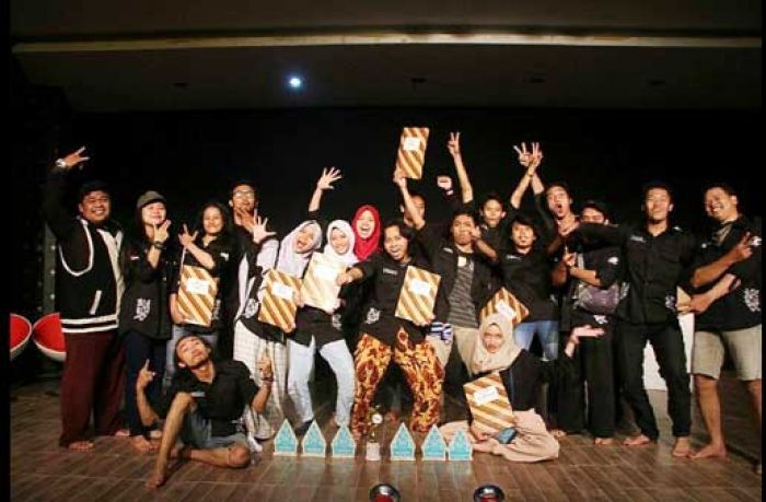 Komunitas Teater Kaki Langit Sabet Berbagai Penghargaan Komunitas Teater Kaki Langit Sabet Berbagai Penghargaan