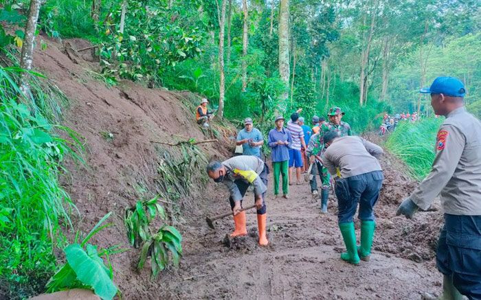 Jalan Antar Desa Tertimbun Tanah Longsor, Anggota Polsek dan Koramil Jogorogo Bersihkan Material Jalan Antar Desa Tertimbun Tanah Longsor, Anggota Polsek dan Koramil Jogorogo Bersihkan Material