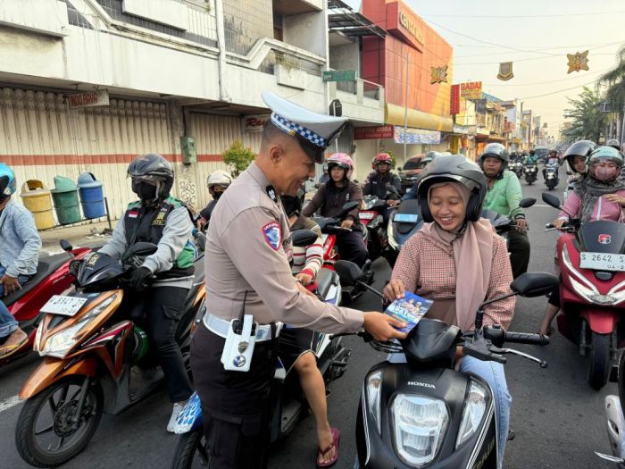 Satlantas Polres Mojokerto Kota Bagikan Brosur Ajak Pengendara Taat Lalu Lintas Satlantas Polres Mojokerto Kota Bagikan Brosur Ajak Pengendara Taat Lalu Lintas