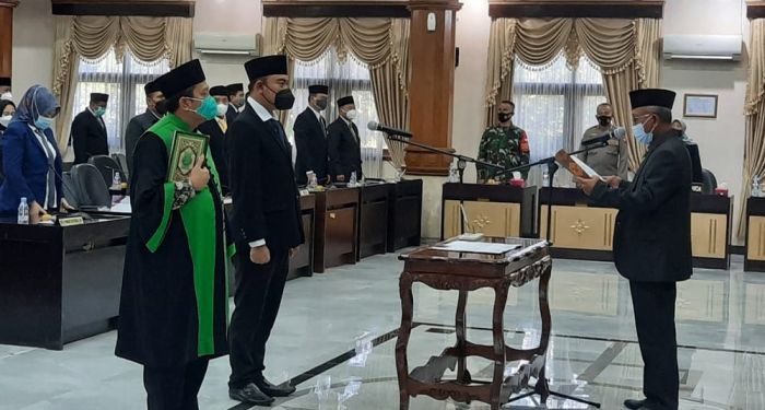 Tok! Imam Sutiono Resmi Dilantik Sebagai Wakil Ketua DPRD Tuban Gantikan Ilmi Zada Tok! Imam Sutiono Resmi Dilantik Sebagai Wakil Ketua DPRD Tuban Gantikan Ilmi Zada