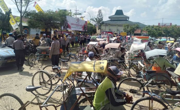 Ratusan Tukang Becak Dapat Bantuan Paket Sembako dari Kapolres Sampang