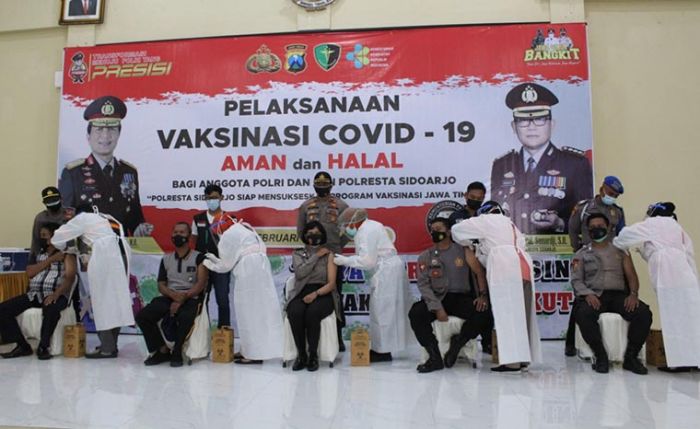 Ribuan Anggota dan ASN Polresta Sidoarjo Jalani Vaksinasi Covid-19 Ribuan Anggota dan ASN Polresta Sidoarjo Jalani Vaksinasi Covid-19