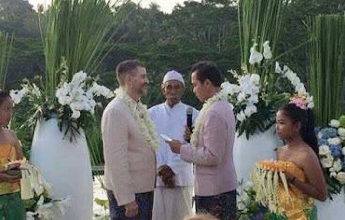 Dua Pria Homo Langsungkan Pernikahan di Bali
