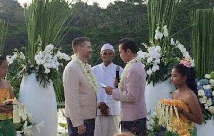 Dua Pria Homo Langsungkan Pernikahan di Bali Dua Pria Homo Langsungkan Pernikahan di Bali