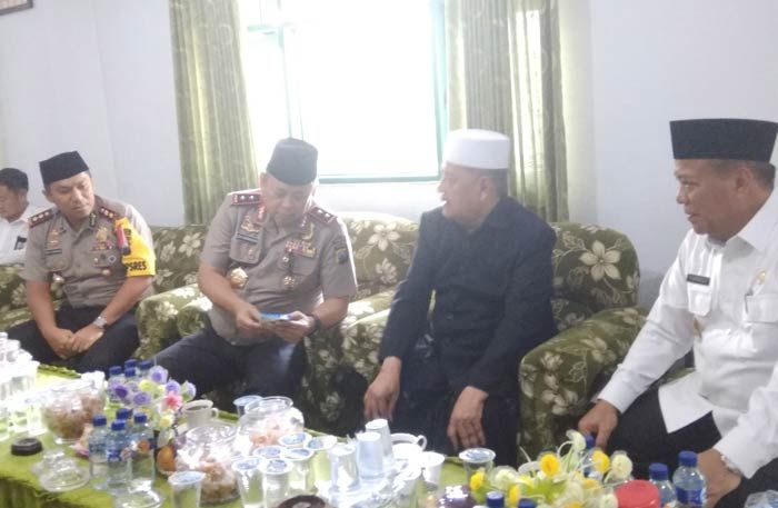 Kunjungi Ponpes Sunan Drajat, Kapolda Jatim Ajak Kiai dan Santri Perangi Berita Hoax Kunjungi Ponpes Sunan Drajat, Kapolda Jatim Ajak Kiai dan Santri Perangi Berita Hoax