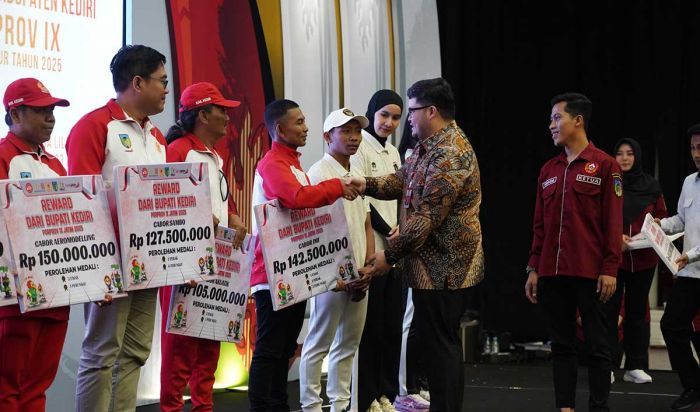 Bupati Kediri Serahkan Bonus Rp2,4 M untuk Atlet SEA Games Thailand dan Porprov Jatim 2025