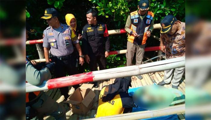 Mayat Bayi Terapung di Sungai Hutan Mangrove Surabaya Mayat Bayi Terapung di Sungai Hutan Mangrove Surabaya