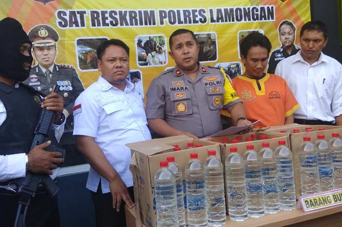 Polres Lamongan Tangkap Pengedar Arak, Barang Bukti 1.170 Liter Miras, Truk, dan Pick Up Diamankan