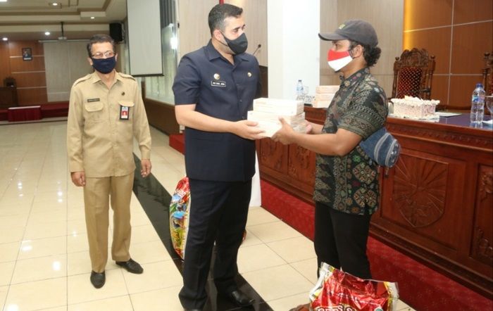 Hasil Urunan ASN, Wali Kota Probolinggo Bagikan Beras dan Multivitamin ke Panti Asuhan Hasil Urunan ASN, Wali Kota Probolinggo Bagikan Beras dan Multivitamin ke Panti Asuhan