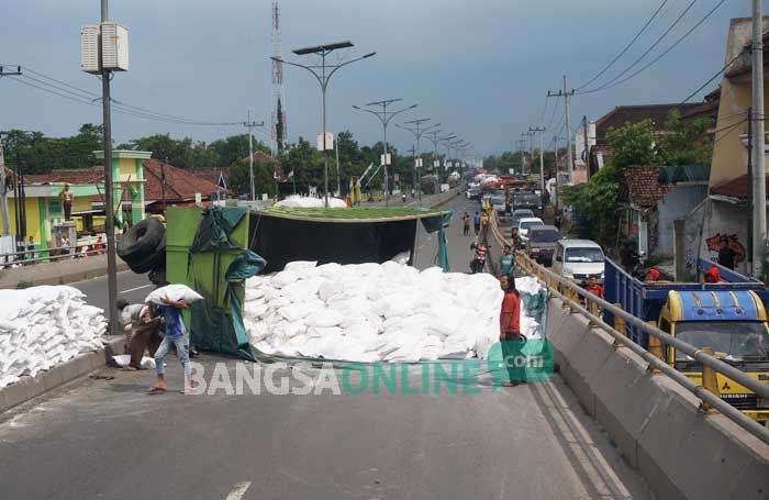 Flyover Peterongan Macet Gara-gara Gandengan Truk Putus, Tepung 10 Ton Tumpah