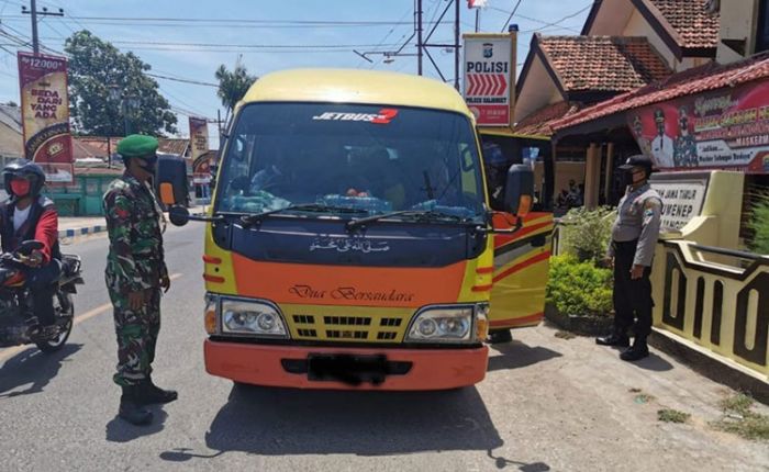 Tegakkan Disiplin Prokes, Anggota Polsek dan Babinsa Koramil Kalianget Gelar Operasi Yustisi Tegakkan Disiplin Prokes, Anggota Polsek dan Babinsa Koramil Kalianget Gelar Operasi Yustisi