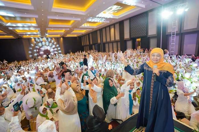 Ikhtiar Ketuk Pintu Langit, Khofifah Hadiri Shalawat Akbar Bersama Ribuan Masyarakat Gresik Ikhtiar Ketuk Pintu Langit, Khofifah Hadiri Shalawat Akbar Bersama Ribuan Masyarakat Gresik