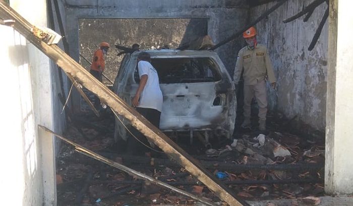Diduga Korsleting, Garasi Berikut Mobil Fortuner di Pamekasan Ludes Terbakar