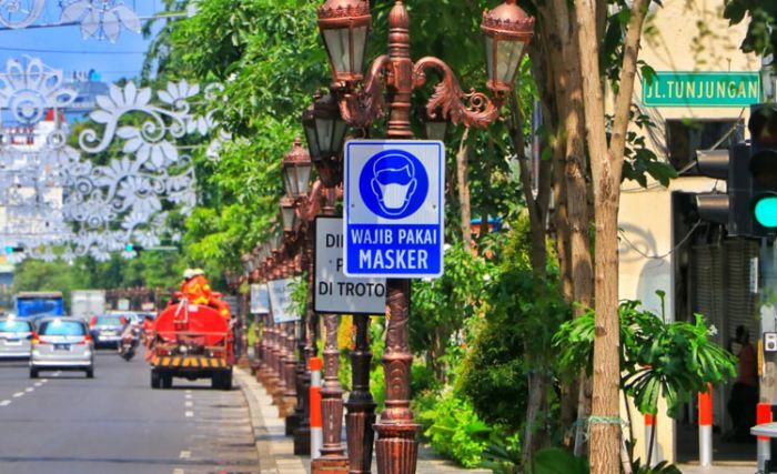 Rambu-rambu Wajib Gunakan Masker dan Jaga Jarak Mulai Terlihat Rambu-rambu Wajib Gunakan Masker dan Jaga Jarak Mulai Terlihat