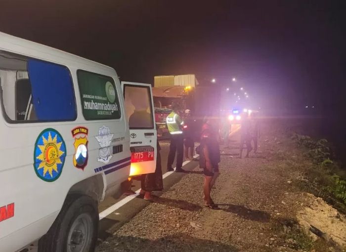 Sopir Tewas Ditabrak saat Perbaiki Truknya yang Mogok di JLU Lamongan Dini Hari