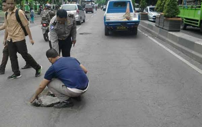 Prihatin Tak Kunjung Diperbaiki, Petugas Polsek Bangil Tutup Lubang-lubang di Jalan Provinsi Prihatin Tak Kunjung Diperbaiki, Petugas Polsek Bangil Tutup Lubang-lubang di Jalan Provinsi