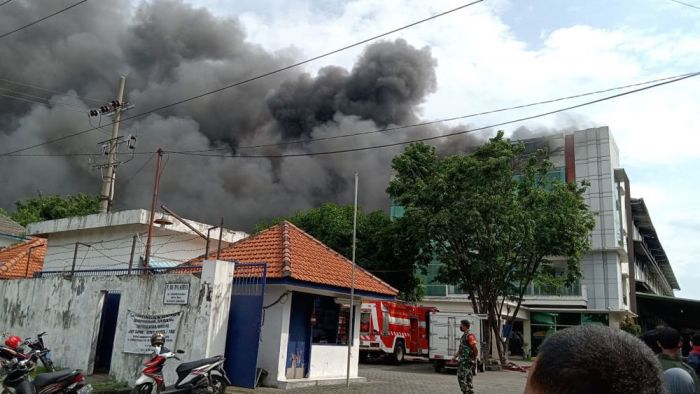 Pabrik Sepatu di Sidoarjo Terbakar Pabrik Sepatu di Sidoarjo Terbakar
