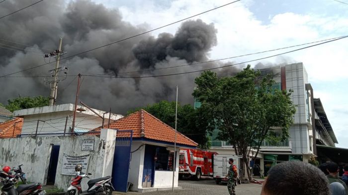 Pabrik Sepatu di Sidoarjo Terbakar