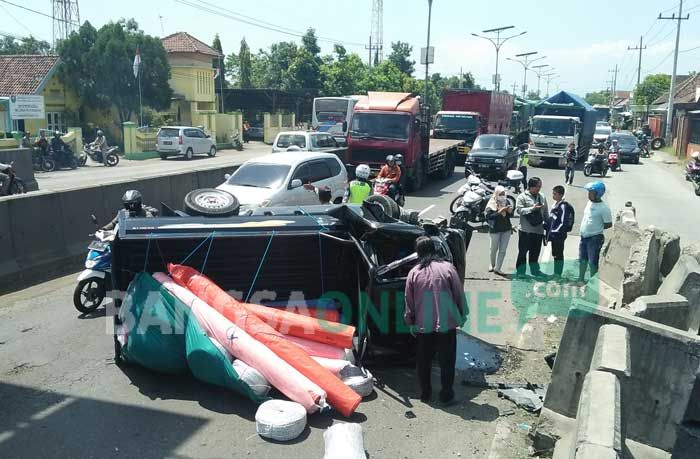 Sopir Mengantuk, Mobil Pick Up Tabrak Beton Flyover Peterongan Jombang