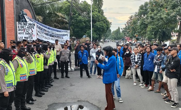Tolak Masa Jabatan Kades 9 Tahun, Puluhan Mahasiswa Geruduk Kantor DPRD Kabupaten Kediri Tolak Masa Jabatan Kades 9 Tahun, Puluhan Mahasiswa Geruduk Kantor DPRD Kabupaten Kediri